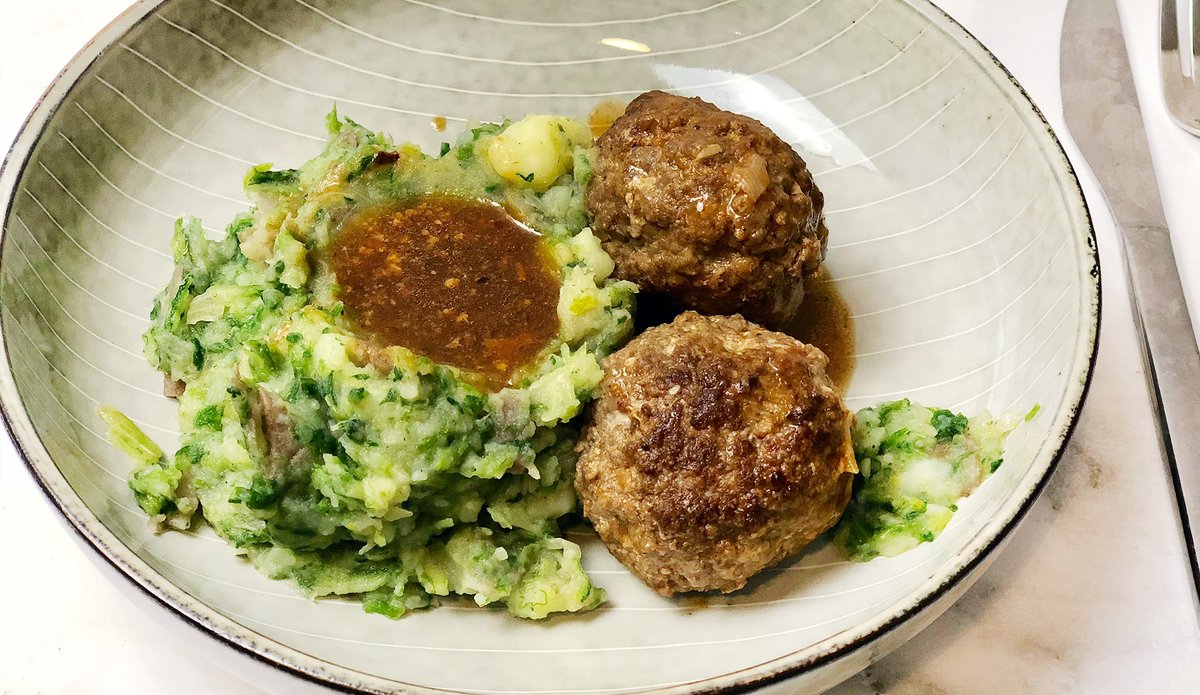 Durpshap deze week, huisgemaakte bonenstamp met 2 gehaktballen en jus.  bit.ly/afhaalmenuDenD…