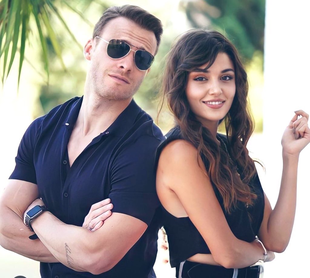 Saretta_TheB's tweet photo. Herkese günaydın! 🙋🏻♀️❤️ Kerem'in tutamına bile! 😂😎🤘🏻🤘🏻🤘🏻
Good morning everyone! Even to Kerem's tuft! EDSER IS BACK 🤘🏻🤘🏻🤘🏻
#KeremBürsin #SenÇalKapımı #EdSer #EdserIsBack #HandeErçel #HandeWeLoveYou https://t.co/HX8F3UNImS
