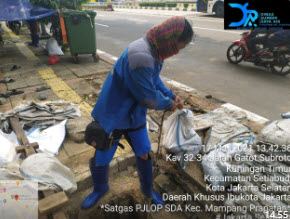 DinasSDAJakarta's tweet photo. Giat satgas Kec.Mampang Prapatan. Pengurasan Sedimen
Lokasi Jalan Gatot Subroto, Kel Kuningan barat.
@aniesbaswedan
@ArizaPatria
@DKIJakarta
@DinasSDAJakarta
@BPBDJakarta
@BeritaJakarta
#PasukanBiru 
#JAKI
#perlutahu
#OperasiSiagaIbuKota
#jakartaberkolabo2asi https://t.co/ggy6t88Jr7