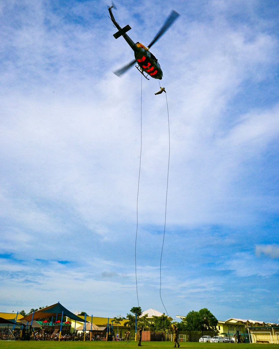 7Flt_AAC's tweet photo. 7 Flt have provided a role demo for Hornbill School pupils and staff, abseiling Jungle Warfare Division instructors onto the playing field ๐๐ค๐ป
#armyaircorps #junglewarfaredivision #7flt #jungleaviation #hornbillschool #Brunei #heliabseil https://t.co/63o8zxERR9