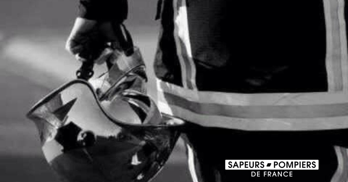 PompiersFR's tweet photo. #Drame | La communauté des sapeurs-#pompiers de France est plongée dans une incommensurable tristesse suite au drame survenu cette nuit dans la Somme,où un jeune caporal est décédé alors qu’il luttait avec ses collègues contre un incendie.Soutien à sa famille,proches & collègues. https://t.co/Lf1SGdyZjp