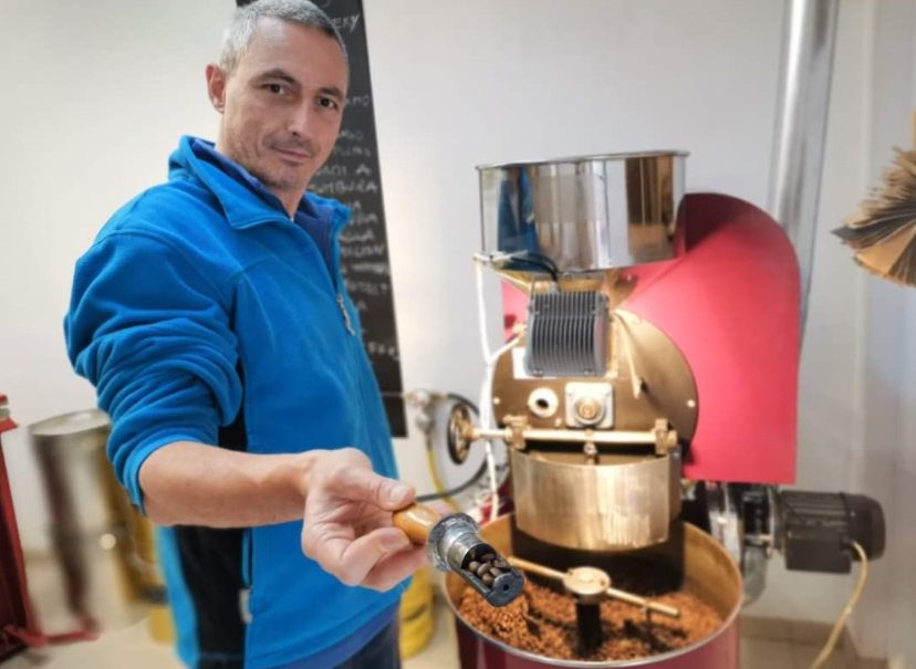 BiziSi's tweet photo. Italijanski mikropražar kave iz Logatca, ki navdušuje z vrhunsko kavo: https://t.co/19somyh1XT #RudiKava #BiziKLEPET https://t.co/ZF6tJUaWlS