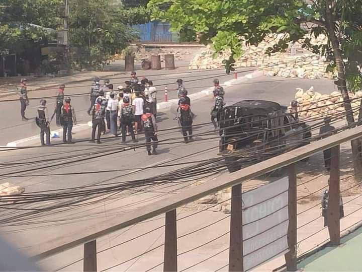 wp_nwe's tweet photo. In Yankin, Yangon, Military Terrorists forcefully detained civilians in neighbourhood and made them moved barricades on the street. 

THIS IS FORCED LABOUR AND VIOLATION OF HUMAN RIGHTS. 

#WhatsHappeningInMyanmar #Mar17Coup @poppymcp @RapporteurUn @freya_cole @UN @UNHumanRights https://t.co/2usn2DFcxb