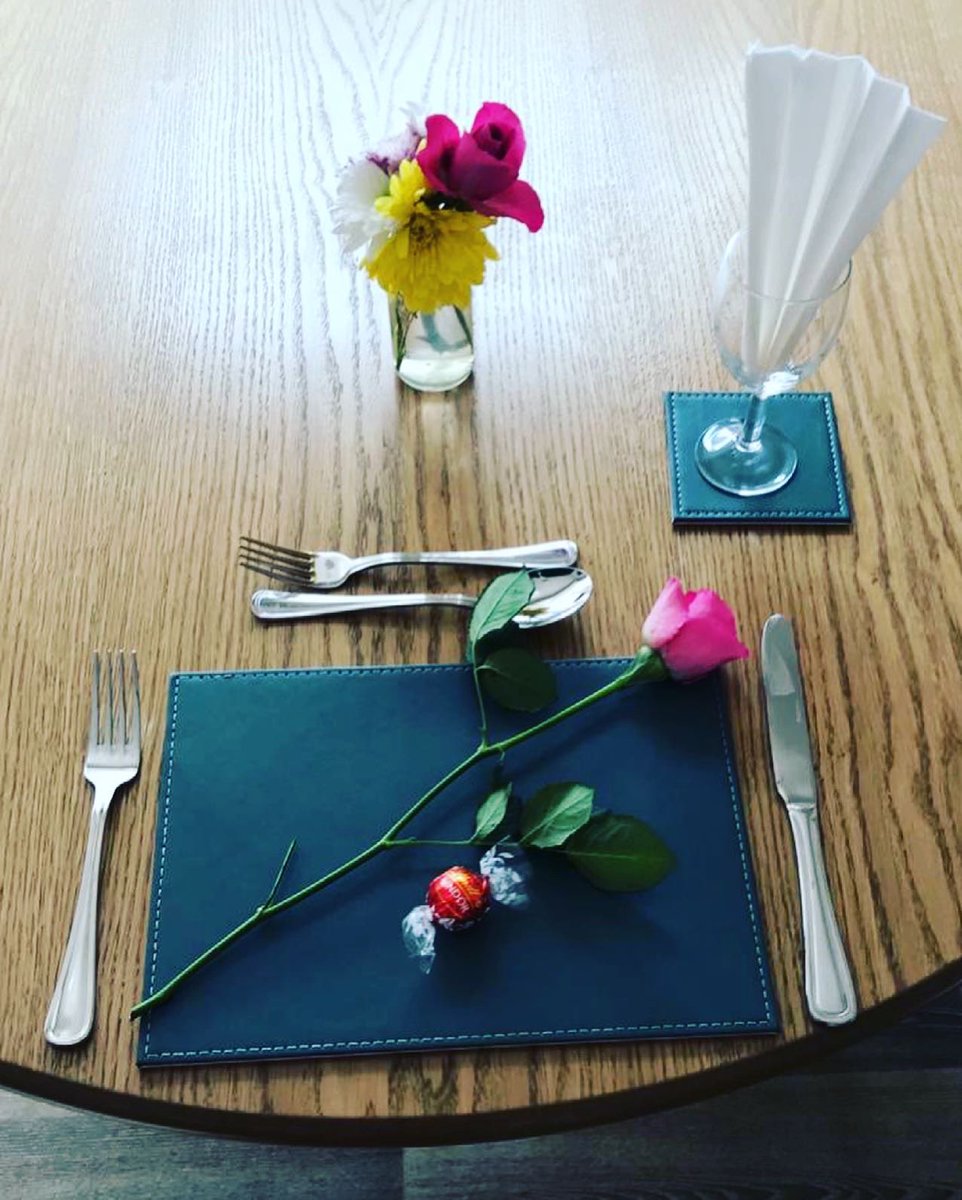 wessex_society's tweet photo. Here are some snaps from Mothering Sunday at our Romsey house, we sat down to lovely table settings and enjoyed a wonderful meal together 😊
#motheringsunday #roastdinner #homecooked #delicious #cooksofinstagram #chefsofinstagram #companionship #friendship https://t.co/kzIoLZTmLR