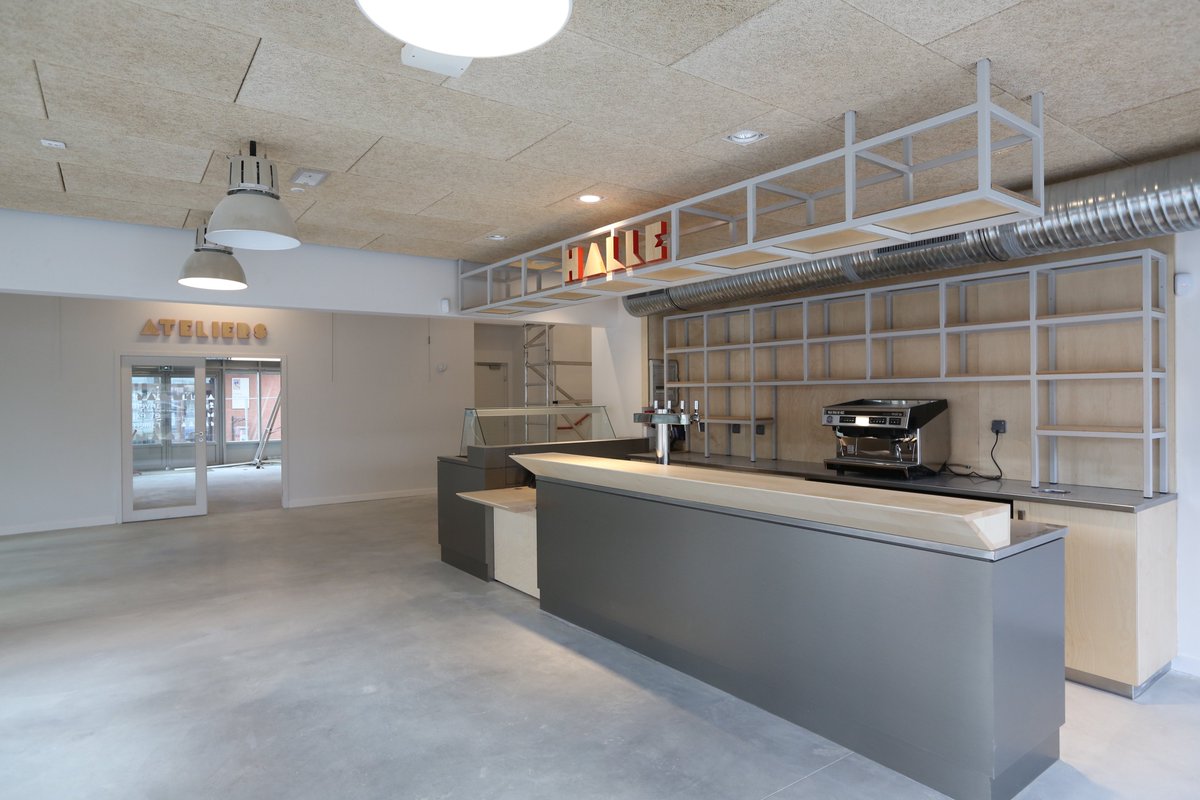 Livrée en février 2021, la Cité Maraîchère de <a href="/93Romainville/">Ville de Romainville</a> espère ouvrir son café-cantine cet été.
Vous avez des idées pour favoriser l’accès à une #alimentationdurable et de qualité, dans un lieu #solidaire, #innovant et #convivial ? Candidatez !
👉 urlz.fr/fa4K