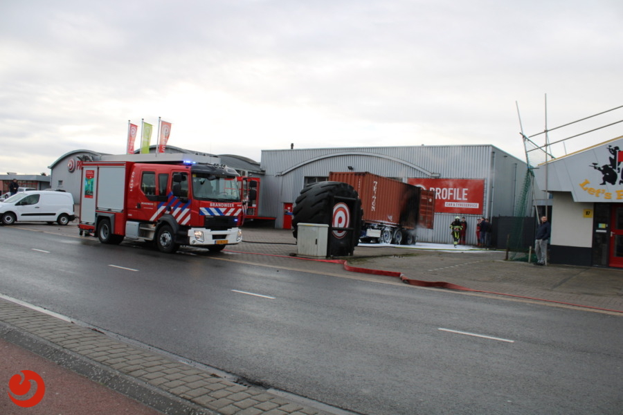 Trailer van vrachtwagen in brand - LEEUWARDEN – Op de Snekertrekweg ontstond woensdagochtend brand in de trailer van een vrachtwagen. De brandweer en politie kwamen... -..