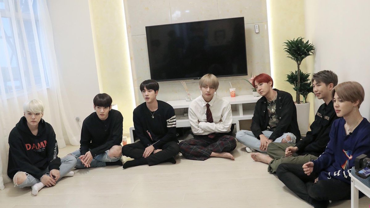 swtetev's tweet image. — Es cosa de Taehyung que todos vayan vestidos casual y él sólo 🥺...