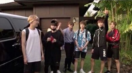 swtetev's tweet image. — Es cosa de Taehyung que todos vayan vestidos casual y él sólo 🥺...