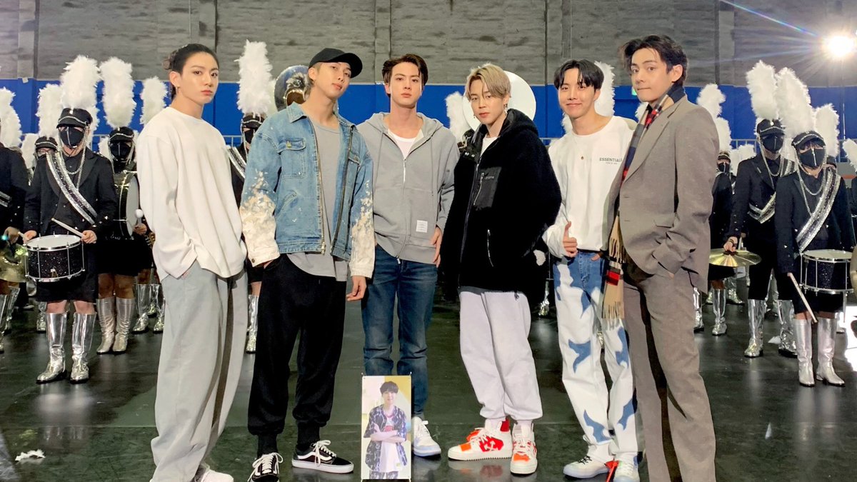 swtetev's tweet image. — Es cosa de Taehyung que todos vayan vestidos casual y él sólo 🥺...