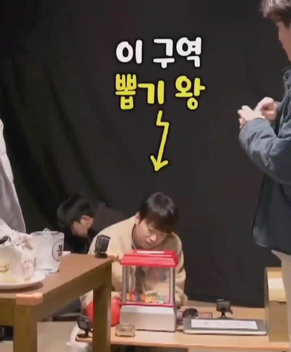 Cute_Chanwon's tweet photo. 찬원아 이제 그만하고 저녁 먹으러 집에 가야지 엄마가 부르시잖아 https://t.co/jB9VCheYmX