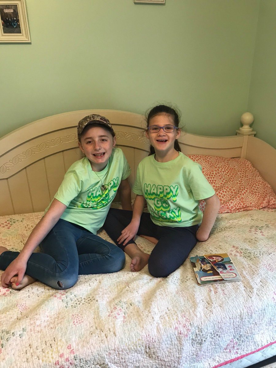 Leisa__Barry's tweet image. These two sisters are showing their spirit 💚 Happy Saint Patrick’s Day! 🍀🌈 #WEStandTogether #reCONNECTnycsd