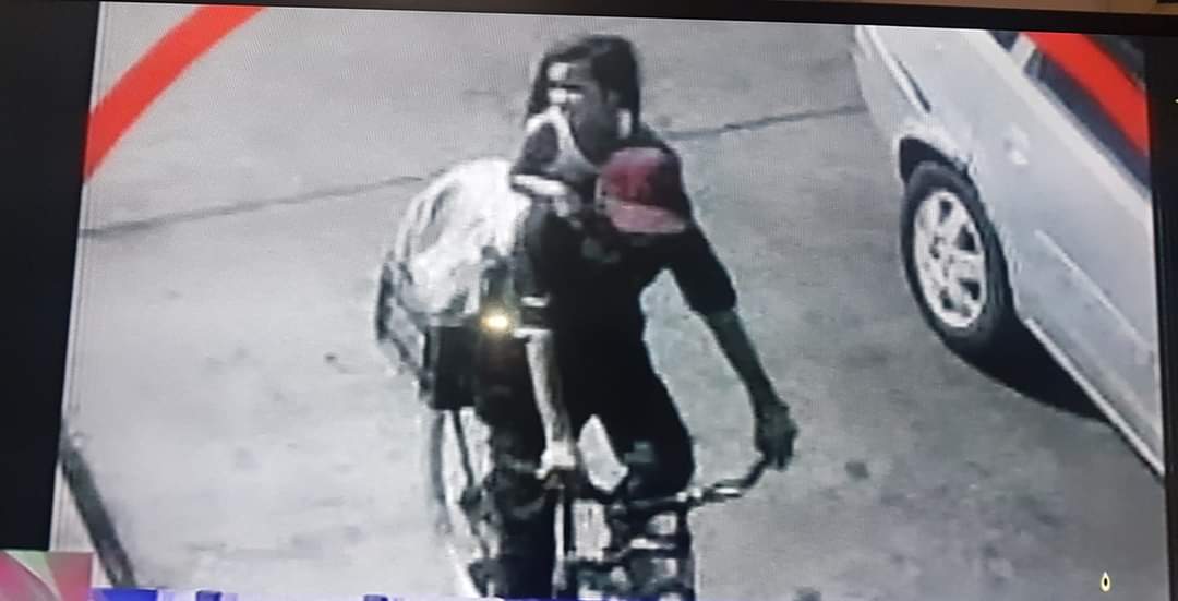 #Policiales #Desaparecida La buscan en la zona oeste del Gran Buenos Aires. Las cámaras registraron al hombre que se la llevó, trasladándose en bicicleta con Maia Beloso el lunes por la mañana en Ituzaingo <a href="/desaparecidaorg/">desaparecidas argentina</a>