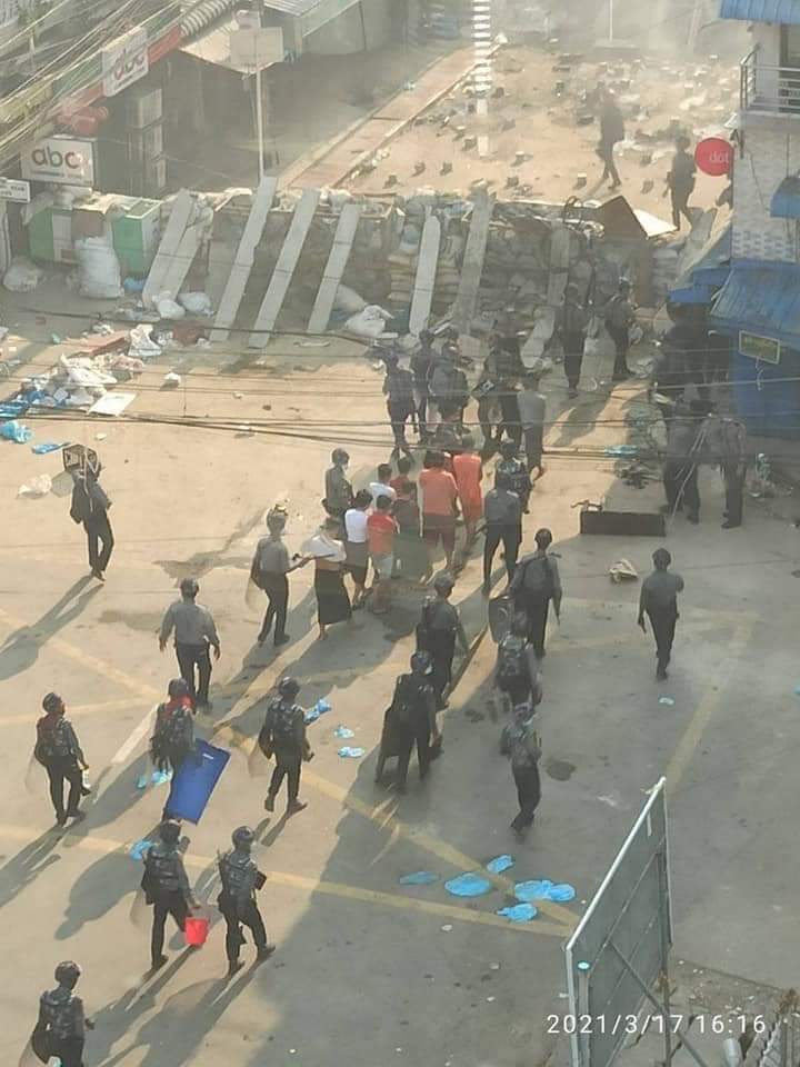 Police in riot gear stormed a tea shop on Kan Road in Hlaing Township, Rangoon Division, on March 17 at around 4 pm and abducted 11 staff members from tea shop.
#WhatsHappeningInMyanmar 
#Mar17Coup
#HearTheVoiceOfMyanmar
#Violence