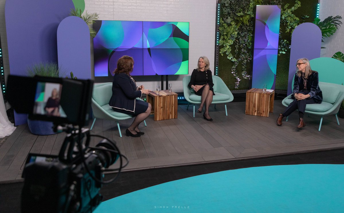 Troisième et dernière journée d'#EFFERVESCENCEMTL, nous commençons en force avec une conversation sur l'entrepreneuriat au féminin. Cette session est présentée par @Montreal_InVivo et a reçu le soutien de la <a href="/MTL_Ville/">Ville de Montréal</a> .