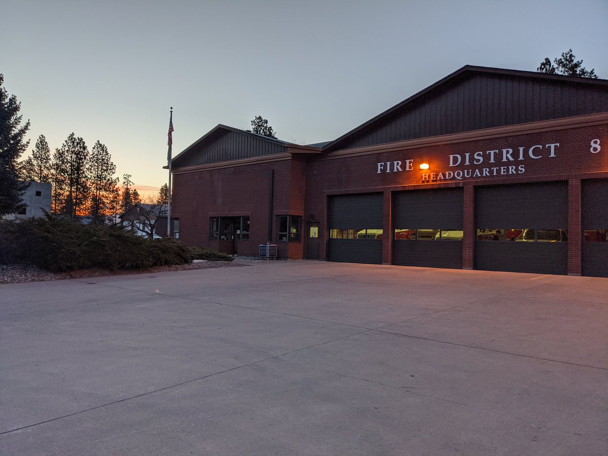 spokaneco8_3711's tweet image. Beautiful morning sunrise 🌄 at Station 82. #engine82 #sunrise  #hereforyou  @SCFD8
