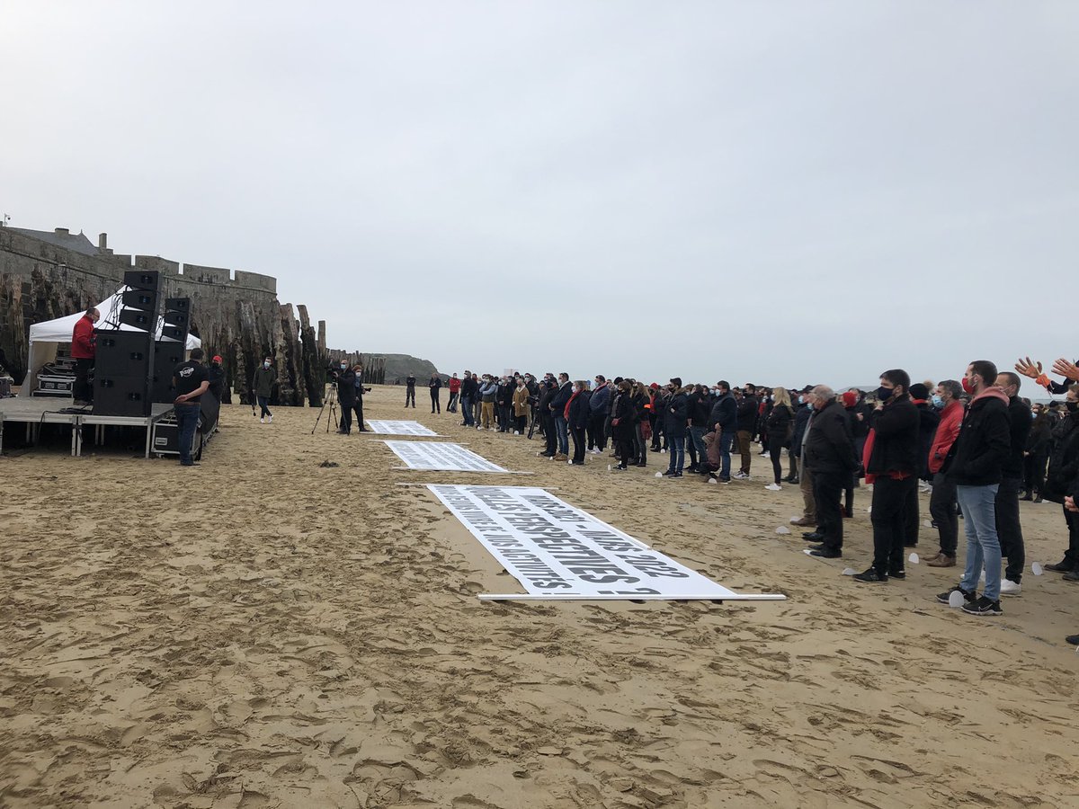 Plus de 250 professionnels présents au rassemblement de l’#événementiel, unis pour faire entendre nos voix pour ne pas revivre une année blanche comme celle qui vient de s’écouler. #TousEnsemble #SauvonsLévénementiel #AlerteRouge #TheShowMustGoOn