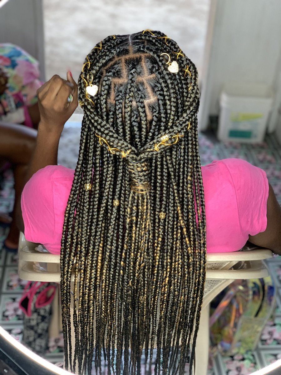 Knotless is my favorite thing to do y’all I swear 😭🥺💅🏾
#knotlessboxbraids #boxbraids #protectivestyles #lightweight #blackgirlmagic #blackexcellence #fauxlocs