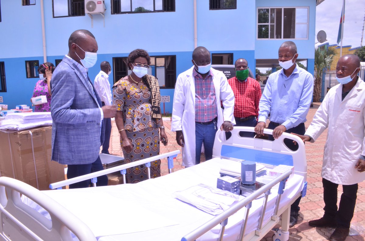 CKampemba's tweet photo. Le bourgmestre de la commune Kampemba Éric TWITE WA LWAMBA a remis un lot important des matériels et médicaments au centre de santé de référence MASAIDIZI situé sur l'avenue Kampemba au quartier tabac Congo dans la province du haut katanga, motif de satisfaction pr la population https://t.co/I9OBal6mF1