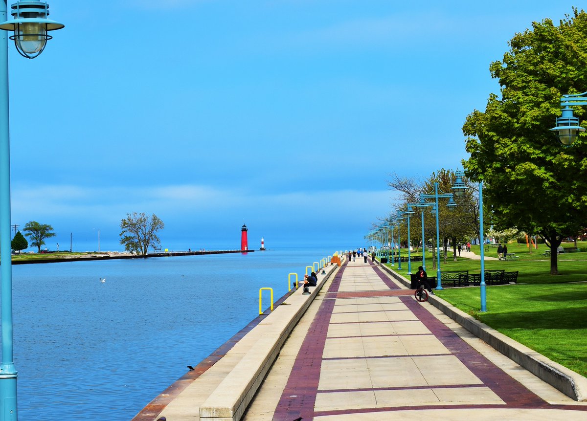 How are you celebrating St. Patrick's Day? During a visit to Kenosha, Wisconsin, we had a chance to enjoy a meal overlooking Lake Michigan. Stopping in an Irish pub, we had a couple of soothing beverages and an amazing meal. @AshlingLough @VisitKenosha @TravelWisconsin