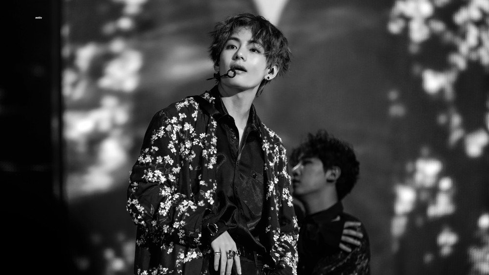 allkpop's tweet photo. [UCC] King Of Fancams BTS' V emerges with a new record for most Fancams with 10 Million Views for a K-pop male Idol
https://t.co/jcDEAwfrYZ https://t.co/dkEdPN2ald