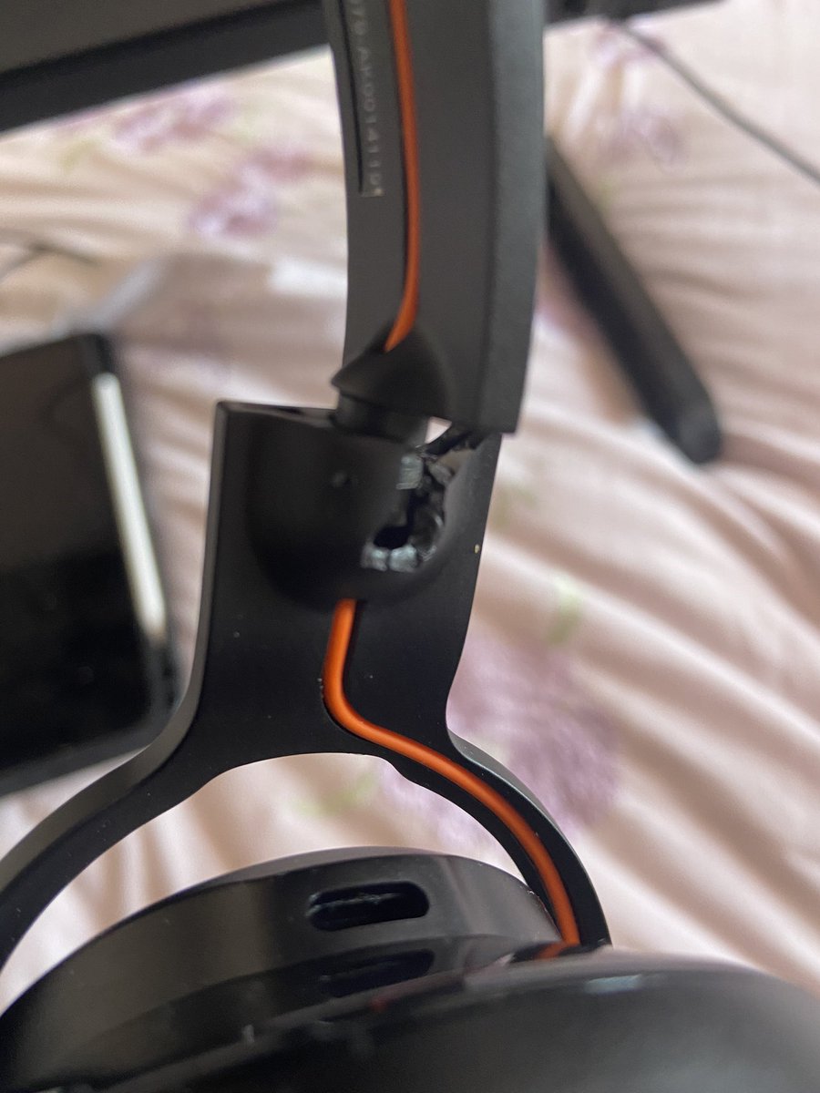 GailNJacobs's tweet photo. I bought these JBL headsets in December 2020 thinking I’m buying outstanding quality. Salesmen told me how good these headsets are, solid quality based on its brand and then he told me that earpieces swivel....little did I know I was being trapped. #wasteofmoney #istore #JBL https://t.co/cR28m6D8ov