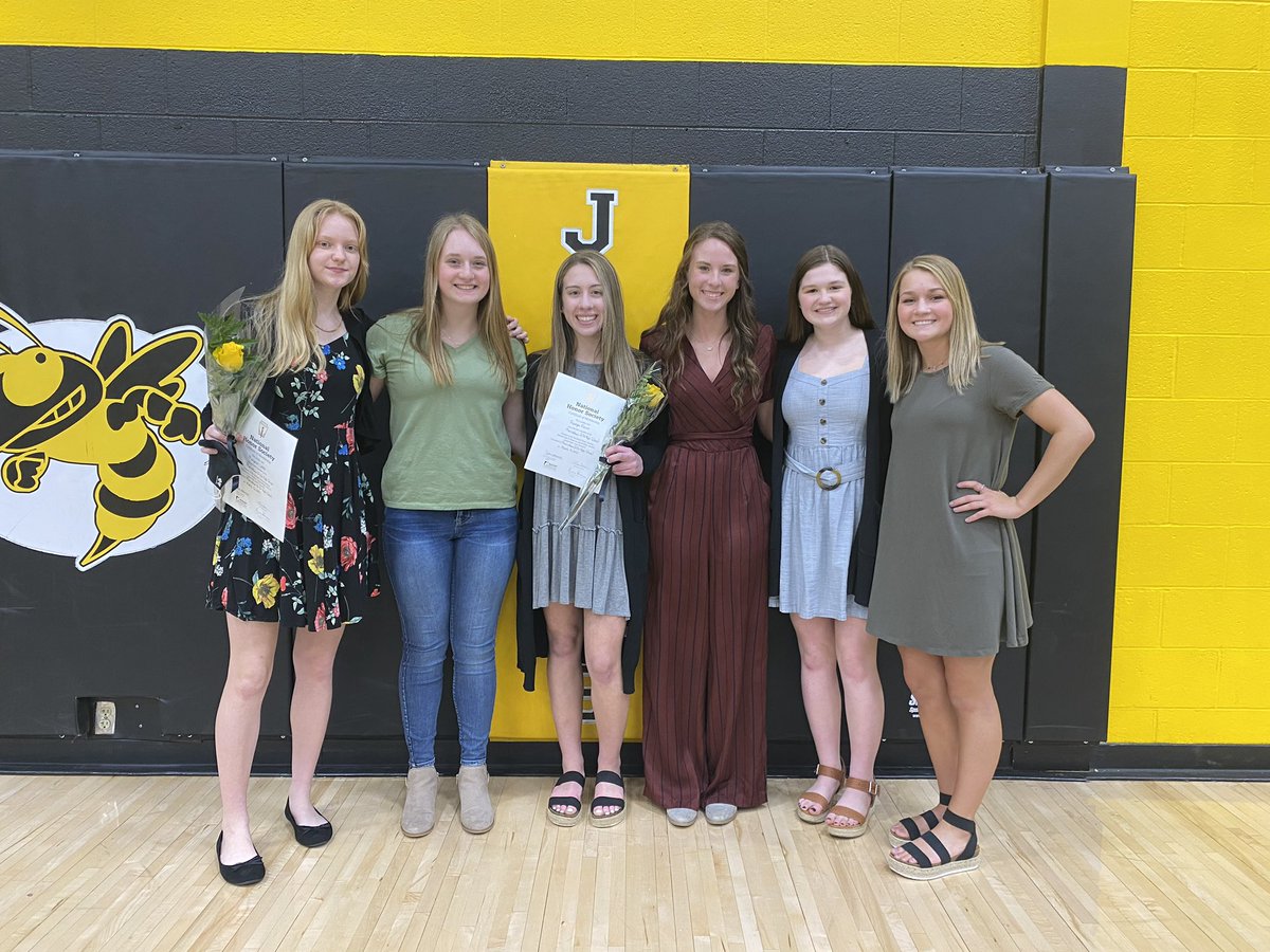 Congratulations to Maggie Lutes and Raegan Kleine for being inducted into the National Honors Society last night - surrounded by good company! Proud of you all getting it done off the court!🤍