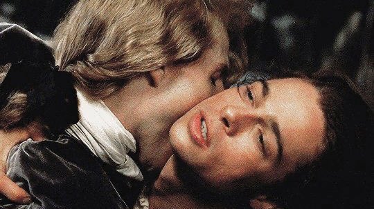 ขอขาย จะขายซ้ำๆ หนังแวมไพร์ในดวงใจเรา Interview with the Vampire (1994) เรื่องเล่าของแวมไพร์ชายตนหนึ่ง ที่เล่าย้อนไปถึงโลกอดีต จุดเริ่มต้นที่ตัวเองมาพบและร่วมชีวิตกับแวมไพร์ชายอีกตน รวมไปถึงแวมไพร์ตนอื่น เรื่องราวมืดหม่นของชีวิตที่ปราศจากแสงอาทิตย์ 🌙🖤