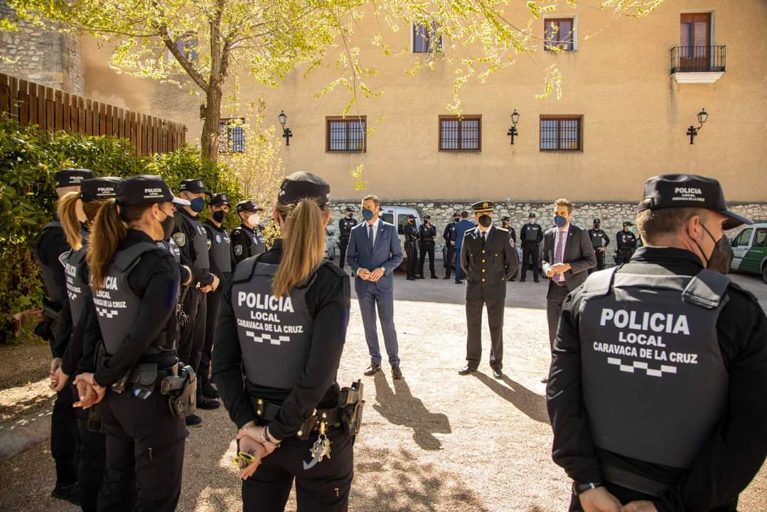 AytodeCaravaca's tweet photo. ¡Felicidades a todos los agentes en el día de su patrón! 👮‍♀️👮‍♂️👏

ℹEl Ayuntamiento de #Caravaca refuerza la flota de vehículos policiales y dota de elementos de protección a los 39 agentes de la plantilla.

➕ INFO: https://t.co/gy6iJn2kxo

#SeguridadCiudadana https://t.co/qsljEJ6GYp