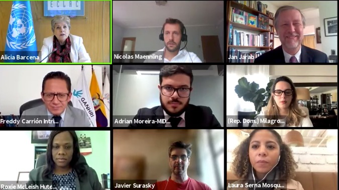 Participantes en reunión sobre desarrollo sostenible. Foto: CEPAL