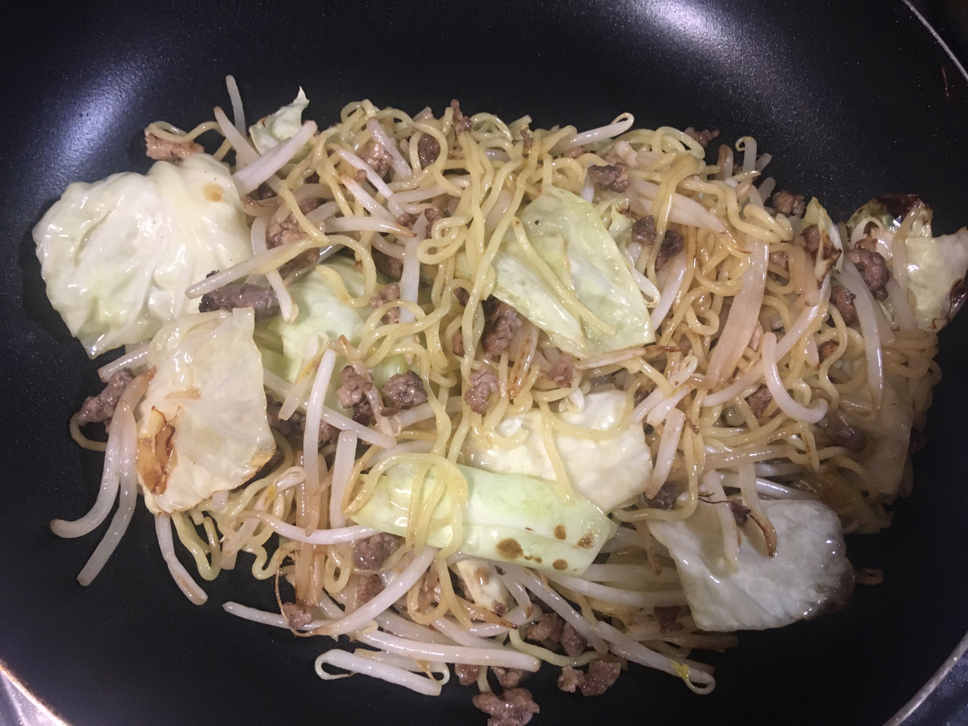 ななせなつひ 激辛のペヤングをどうにか再現できないかと試行錯誤 焼肉のタレ ソース 酒を大さじ1ずつ 豆板醤 ごま油 醤油小さじ1 にんにく少々でかなりイケてる味に 後は普通に焼きそばの要領で肉野菜を炒め麺を入れたタイミングで混ぜ合わせたタレ