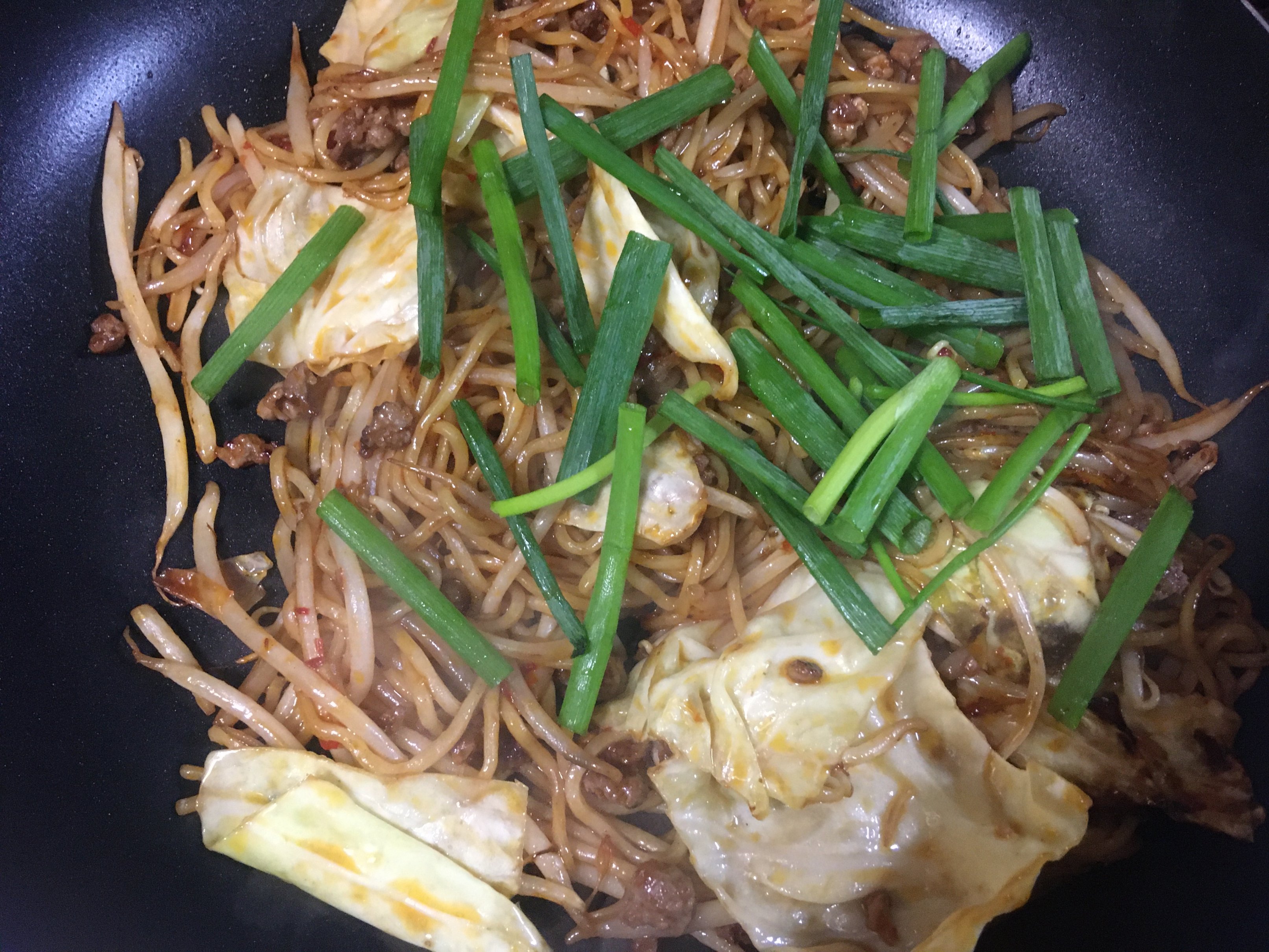 ななせなつひ 激辛のペヤングをどうにか再現できないかと試行錯誤 焼肉のタレ ソース 酒を大さじ1ずつ 豆板醤 ごま油 醤油小さじ1 にんにく少々でかなりイケてる味に 後は普通に焼きそばの要領で肉野菜を炒め麺を入れたタイミングで混ぜ合わせたタレ