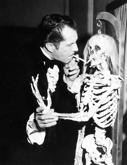 HorrorHammer1's tweet photo. Vincent Price always loved a good skeleton (1959/60) https://t.co/MefljhRPl2