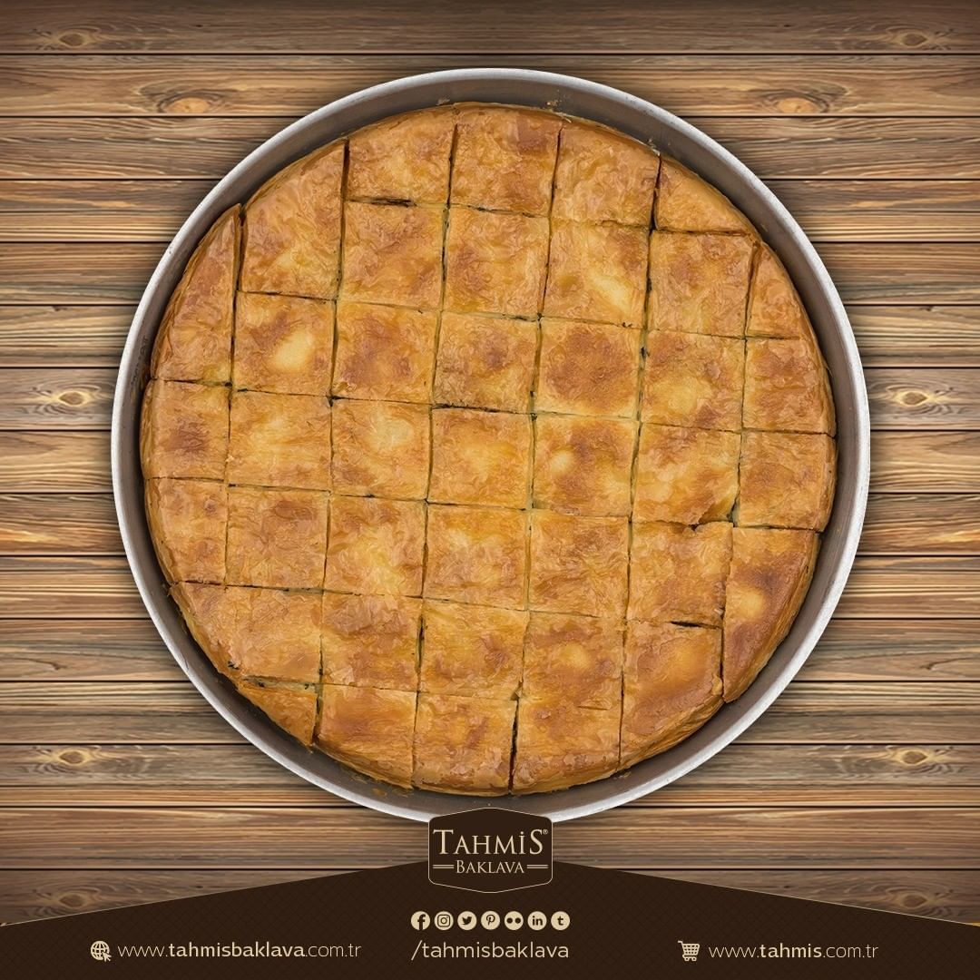 Odun ateşinde pişen nefis su böreğimiz sizleri bekliyor! Hemen tahmis.com.tr’den sipariş verin.
.
.
.
#suböreği #börek #tahmis #tahmisbaklava
#gaziantep #istanbul #baklava
