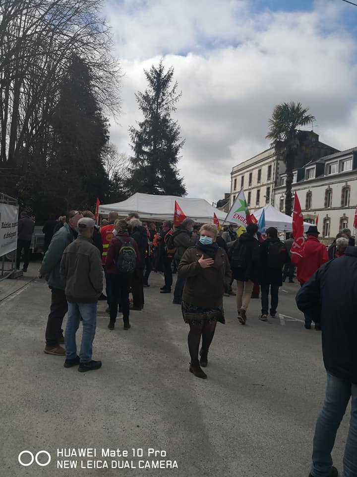bretagnemavie's tweet photo. @DanielCueff représentait @bretagnemavie à la manif. de Pontivy coll. Centre-Bretagne en train. @bretagnemavie proposera 1 plan mobilité sur la base de l'expertise des associations engagées sur ce sujet #trains #aeroports #mobilité #vélo #intermodalilite #electionregionale https://t.co/Y4TQvBI3Wh