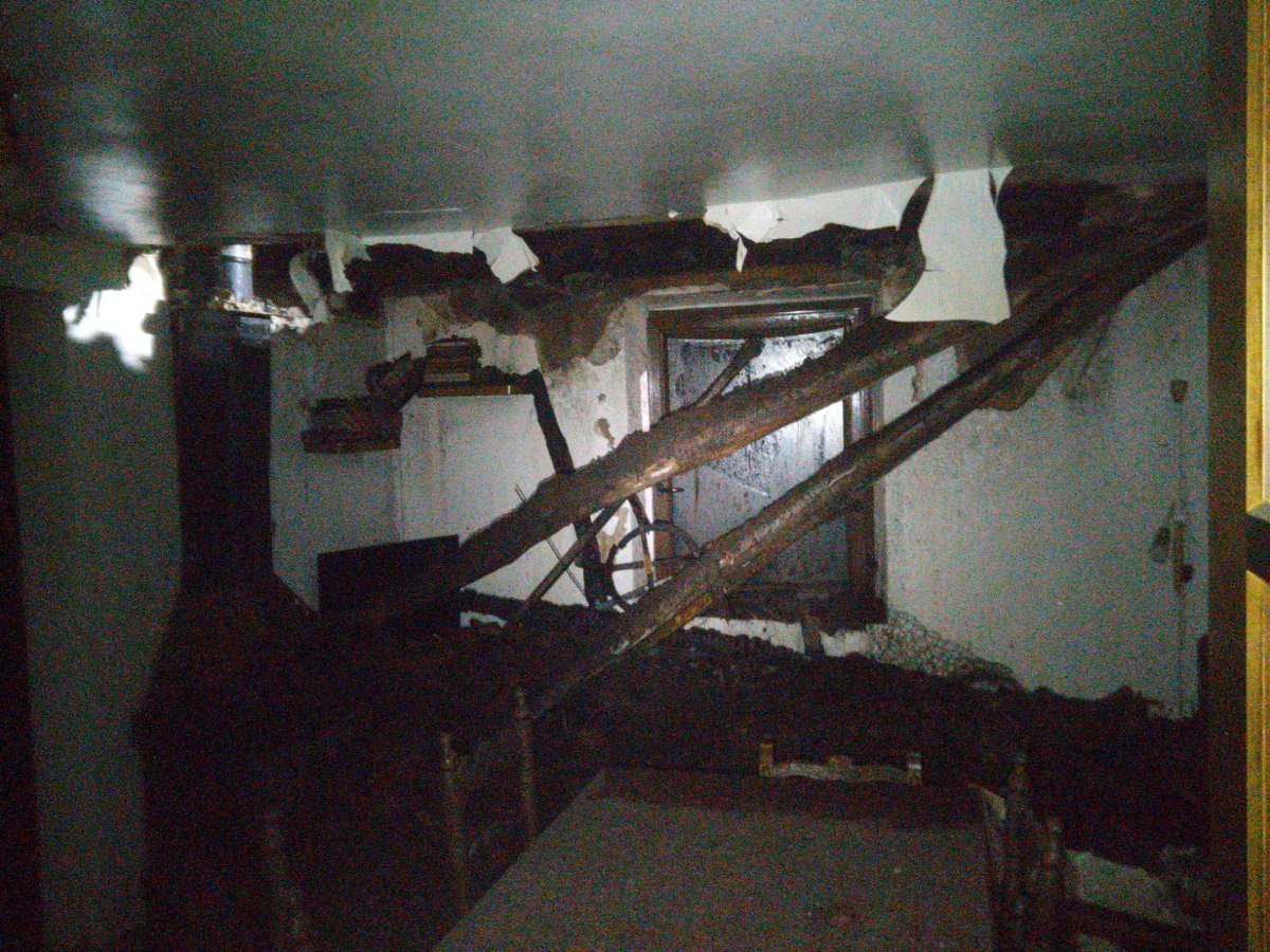 Incendio de vivienda en Anguita. Trabajan dotaciones de Sigüenza y Molina para evitar que el fuego, iniciado en una casa con estructura de madera, se propague a los edificios colindantes. Extinguido a las 4:00 del día 17.