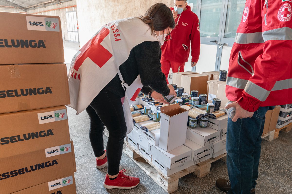 📍È grazie a iniziative come #OurDuty di #FondazioneLaps, <a href="/FIGC/">FIGC</a>, <a href="/Vivo_Azzurro/">Nazionale Italiana</a>, <a href="/AzzurreFIGC/">Nazionale Femminile di Calcio</a> e al contributo di #Esselunga se riusciamo a stare accanto a tantissime famiglie che vivono in difficoltà per il #Covid19.

#UnItaliaCheAiuta