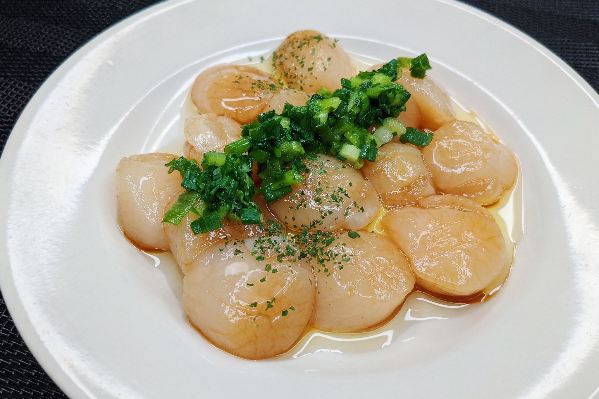 ハマごはん お手軽レシピ お家居酒屋 ホタテカルパッチョ ホタテに醤油 ポッカレモン オリーブオイルを加えてネギ パセリをのせれば完成 ３分もかからずに激ウマホタテカルパッチョの完成です 水菜やかいわれ大根を一緒に食べても美味しい