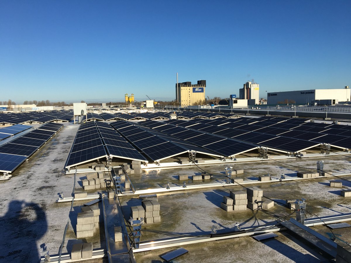 1️⃣4️⃣0️⃣0️⃣❗ ☀️

We hebben onze zonnepanelen aangevuld met 1400 stuks. Een mooie stap richting een CO2 neutrale productie! Deze zonnepanelen zijn een aanvulling op de 22.000 zonnepanelen die al op onze gebouwen liggen.