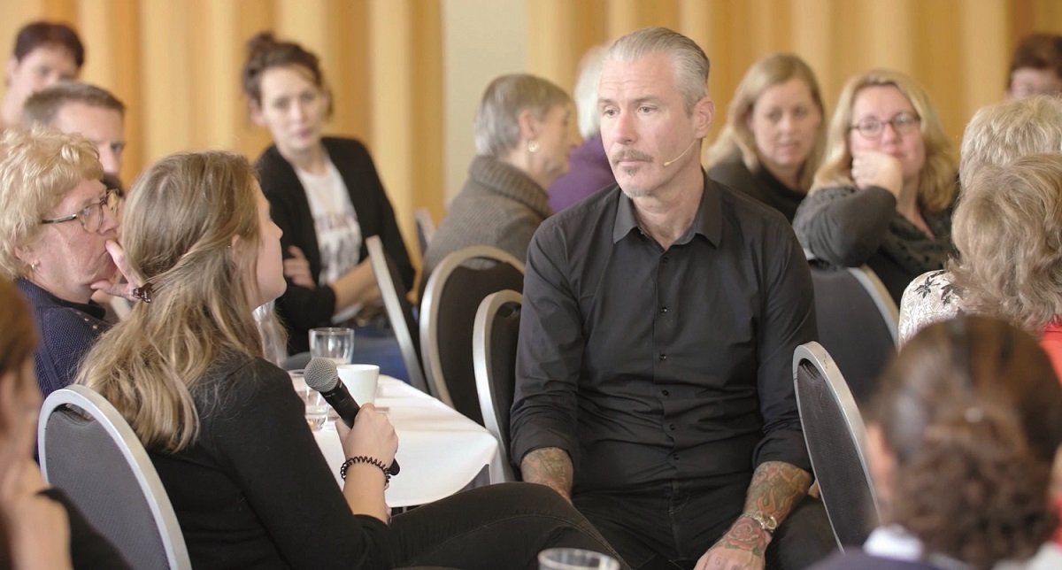 wehelpen tweet media