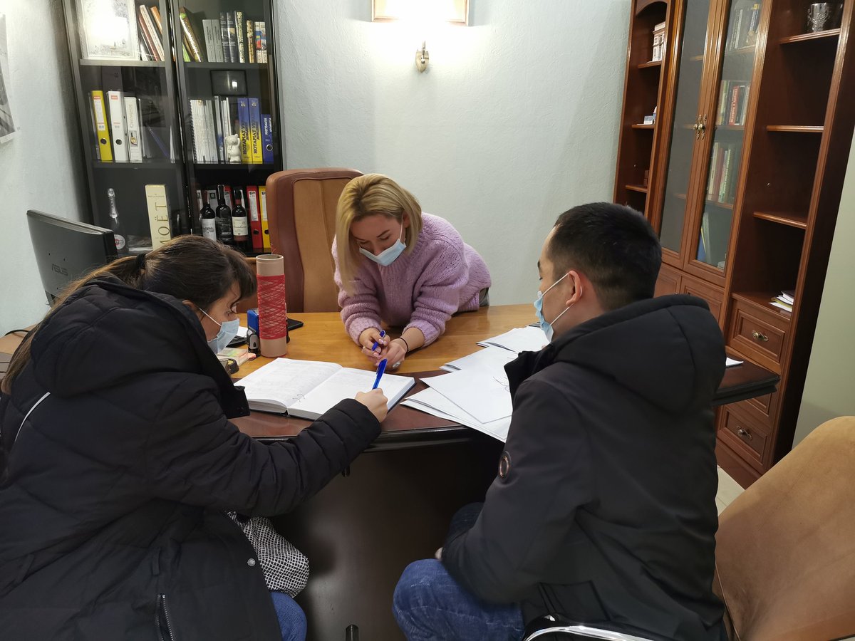 surrogacychina's tweet photo. 乌克兰代孕，格鲁吉亚代孕
代理孕母在公证处签署代孕合同，下一步进行胚胎移植💪💯🤗 https://t.co/NVU2u3FTJt