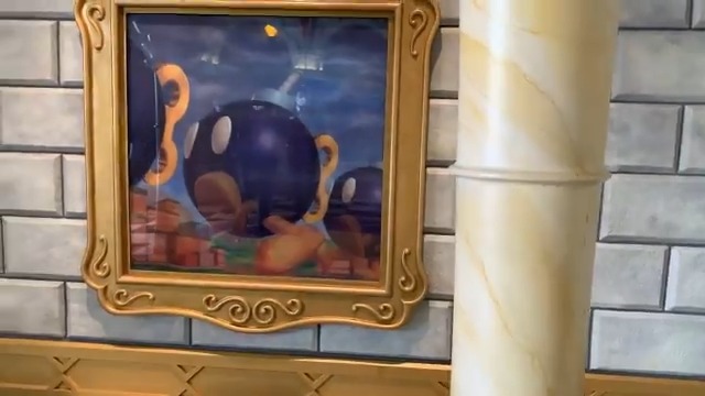 ライブドアニュース わくわく スーパー ニンテンドー ワールド には あの絵画 も ピーチ城の中では懐かしい スーパーマリオ64 のbgmが流れており 壁にはゲームにも出てくる絵画を見ることができます 見る角度によって絵柄も変化する