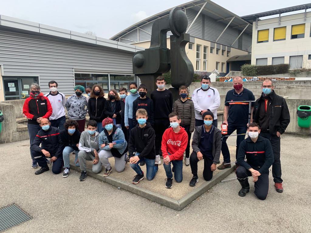 SDIS_74's tweet image. Les cadets de la @SecCivileFrance ont bénéficié de la présentation de l’association départementale des radio transmetteurs au service de la sécurité #ADRASEC, #SpéléoSecours et la #CroixBlanche. Une richesse ce #partage entre acteurs de sécurité civile 👍