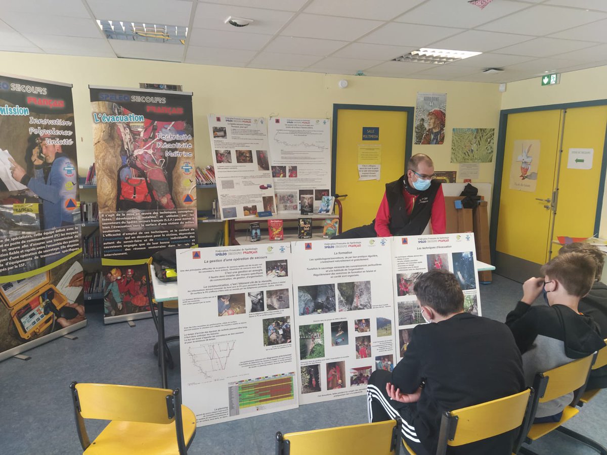 SDIS_74's tweet image. Les cadets de la @SecCivileFrance ont bénéficié de la présentation de l’association départementale des radio transmetteurs au service de la sécurité #ADRASEC, #SpéléoSecours et la #CroixBlanche. Une richesse ce #partage entre acteurs de sécurité civile 👍