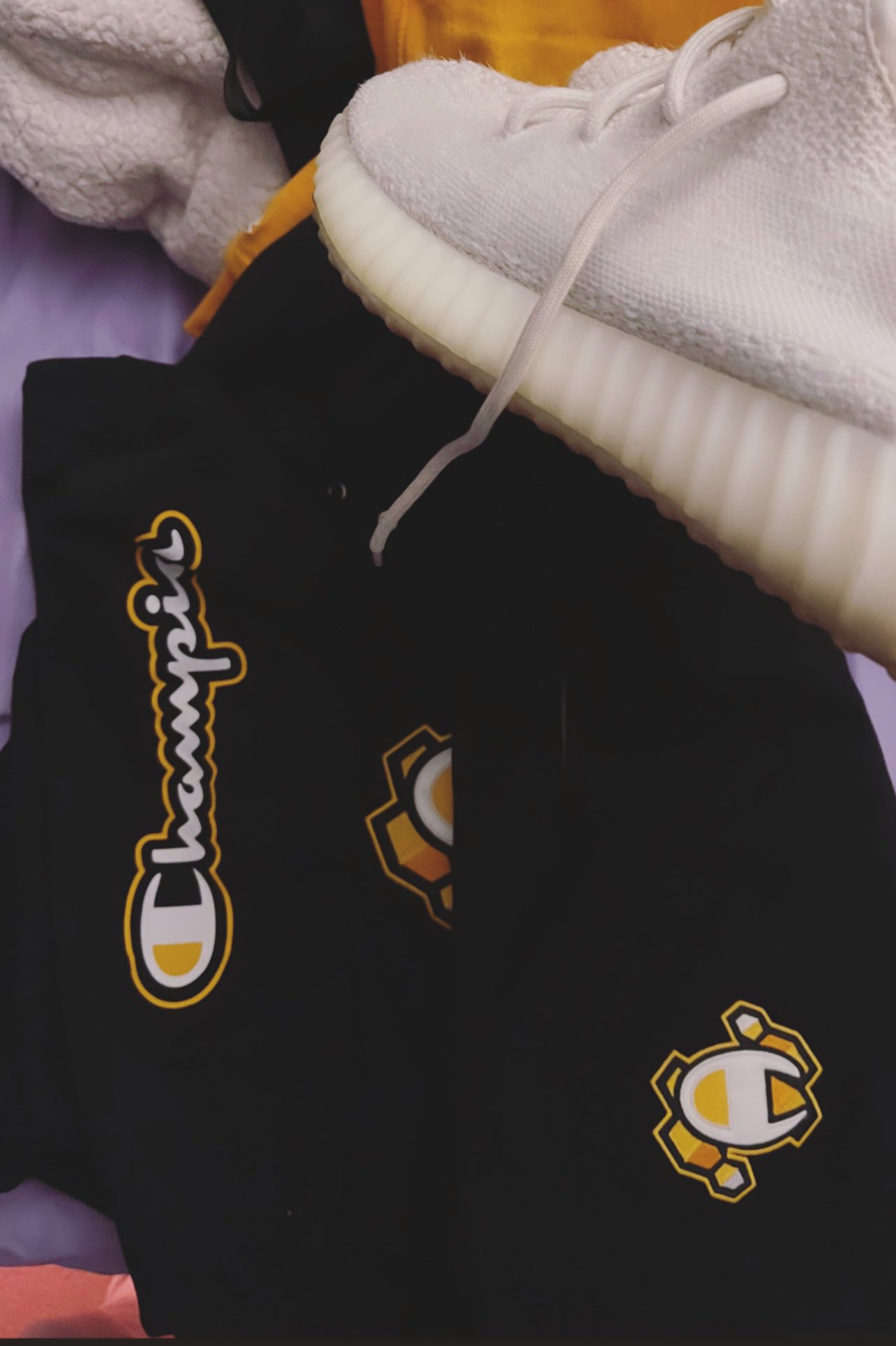charter Stort univers Polar Plathanos 🐝 🇩🇴 on X: "Champion x HIVE joggers/Hoody/Cream Yeezys might  be the move for the airport later 😼🐝 https://t.co/e7LyQdpZzf" / X
