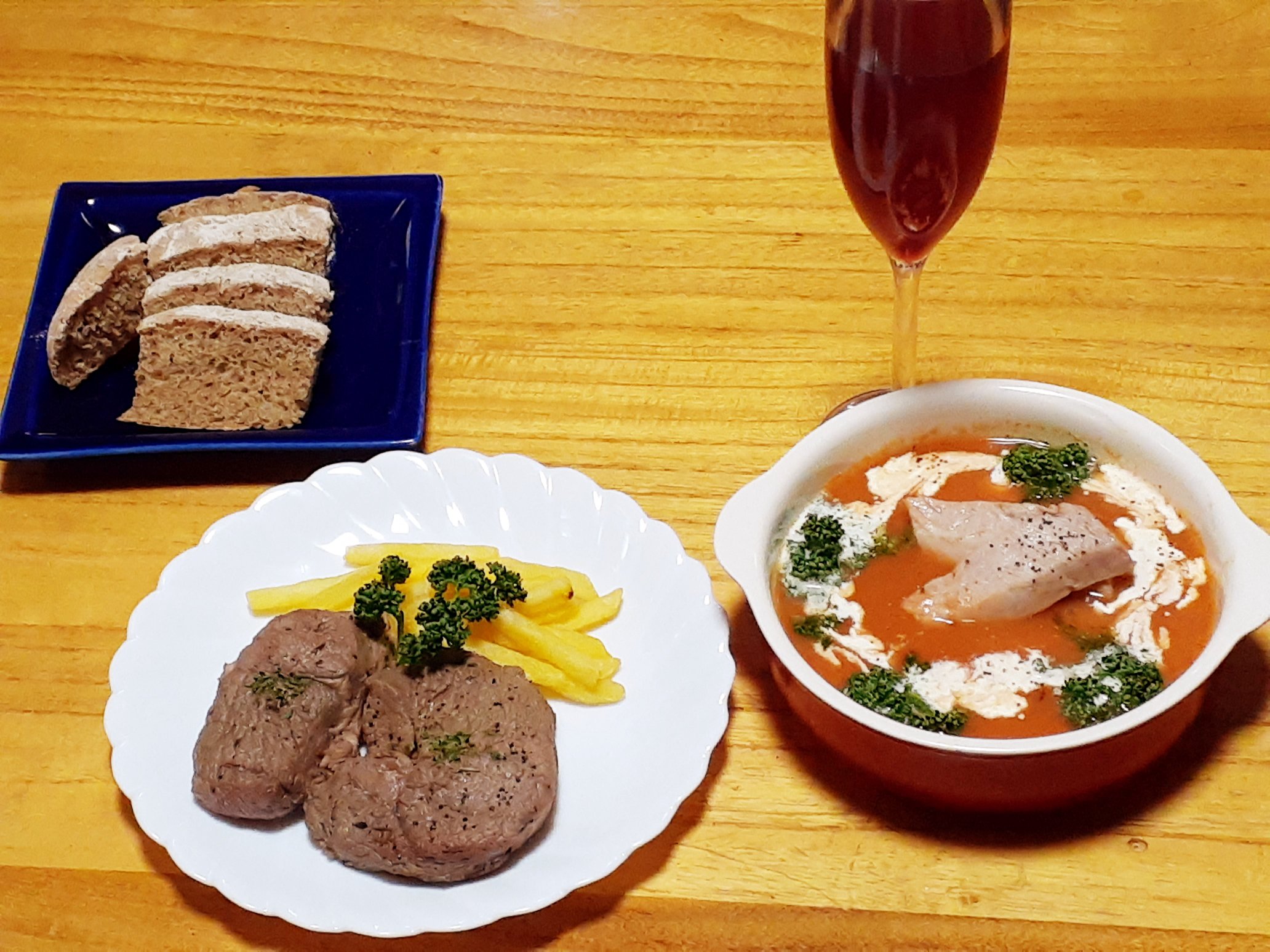 サイダーキック 明日 漫画ダイナーの13巻発売日なので前夜祭で再現料理作った 炒飯とpcが作ったまかないの料理を再現 炒飯は結構苦手だったが 気合い入れて焼豚から作ったら めっちゃ美味しかった ダイナー ボンベロ飯 再現料理 漫画飯