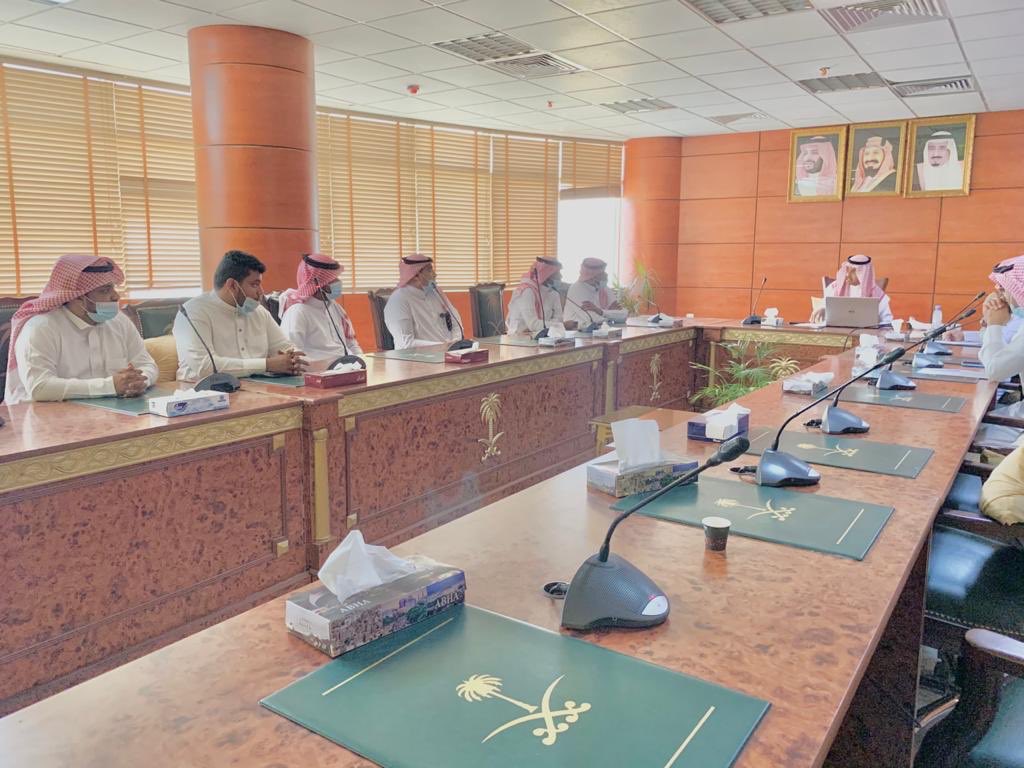 يحدث حالياً بقاعة الاجتماعات بـ #بلدية_محافظة_الدرب ورشة عمل بعنوان ( رصد التعديات على الاراضي الحكومية ) والتي نفذها المهندس : احمد محمد المهنا من وزارة الشئون البلدية والقروية و الإسكان .