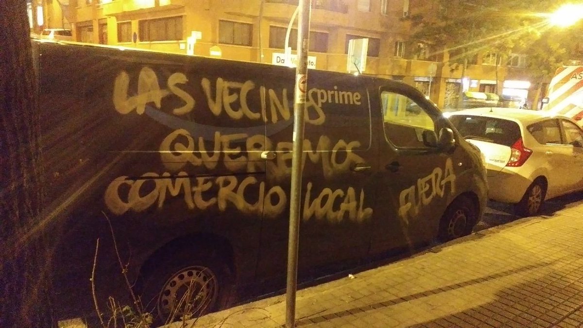 Vist ahir al vespre a #Vallcarca. Estima el barri, odia el capitalisme 💘🔥 #FuckAmazon