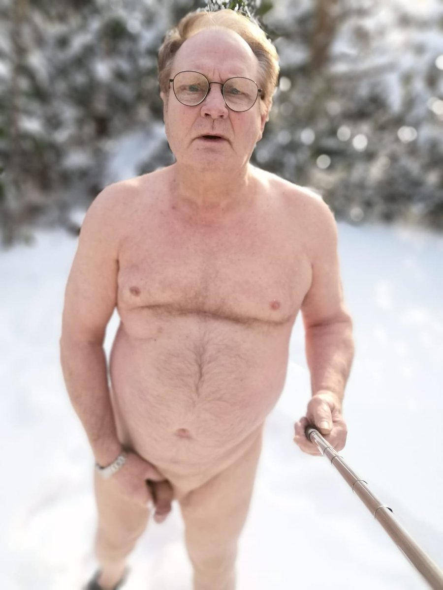 Master2Expose's tweet photo. Daddy in the snow #dilf #dilfs #hannover #nude #exposedinpublic #exposed #daddy https://t.co/heo4j04tmh