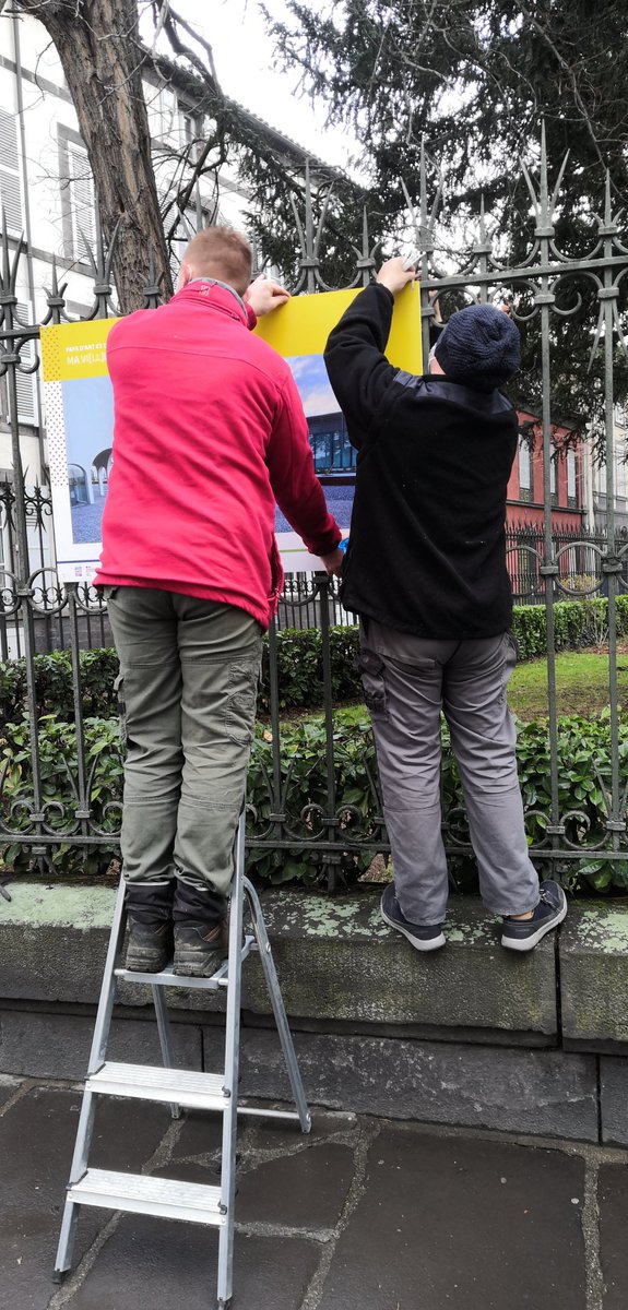 PaysRlv's tweet photo. Ma vi[ll]e autrement s'expose.. Du 17 mars au 11 mai.
Jardin de la cour d'appel, rue de l'Hôtel-de-Ville à Riom. Mise en place des 10 panneaux de l'#exposition #photos par les services techniques de #RiomLimagneetVolcans. Un grand merci à l'équipe ! @RLV_agglo @VilledeRiom https://t.co/qRczFiY3cQ