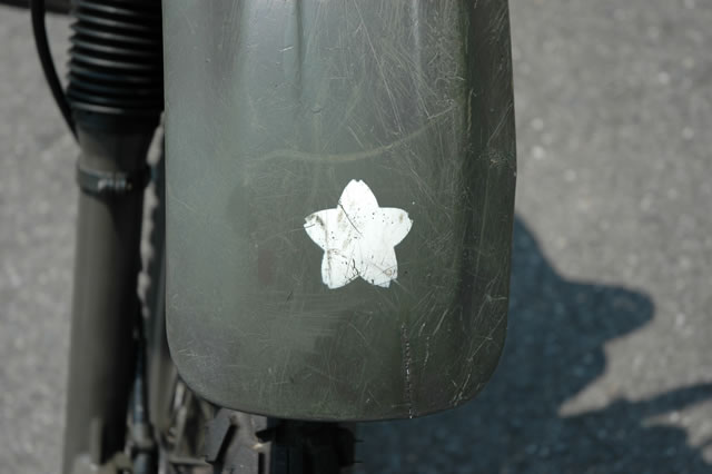 自衛隊バイク マニアックス かつては桜のマーキングはそのままの状態で払い下げされてましたよね 現在では このステンシルの部分も溶接で溶かされているのしか見ることができません 年々偵察オートバイのパーツの入手も困難になってきてますね 自衛隊